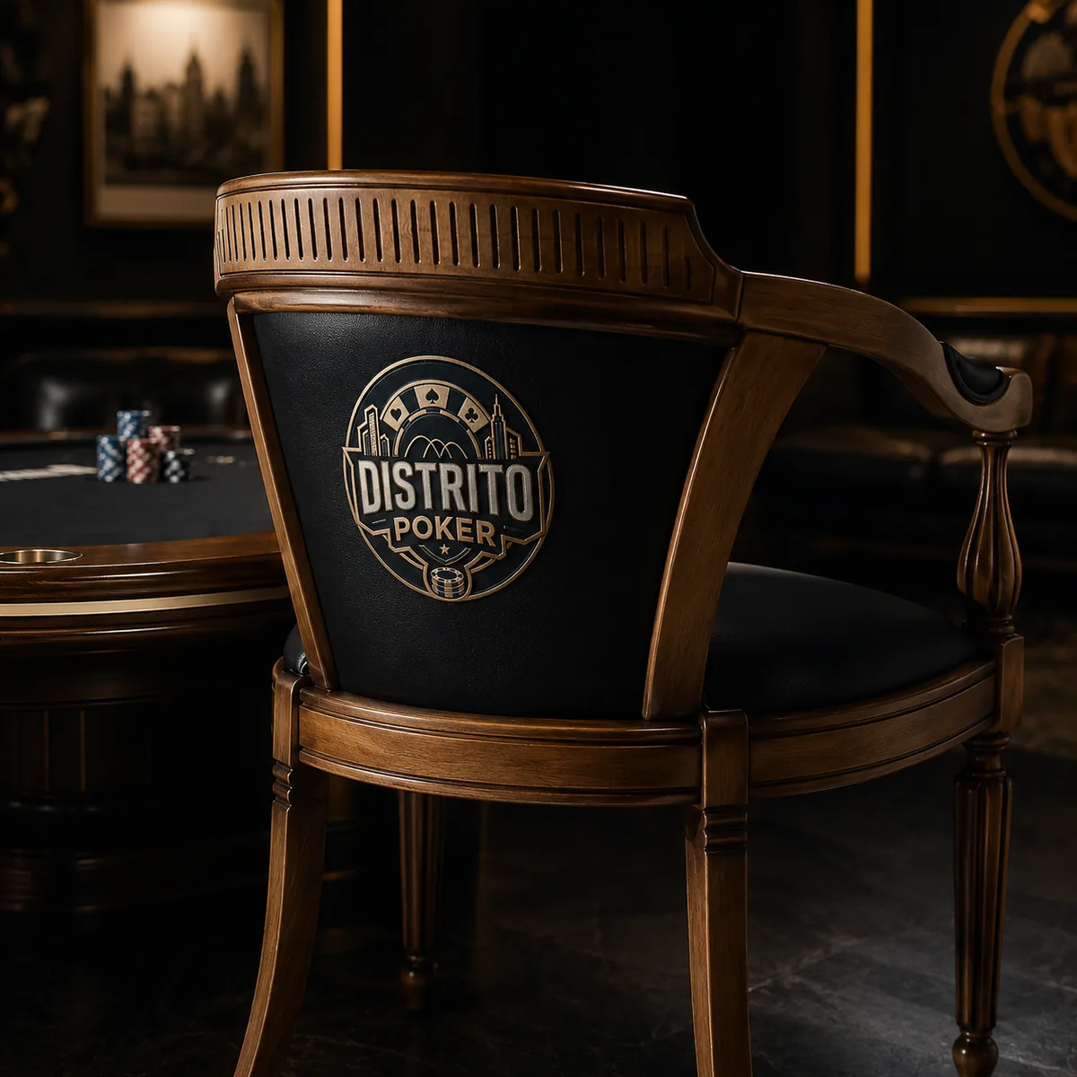 Ambiente VIP com mesa de poker e cadeiras profissionais personalizadas